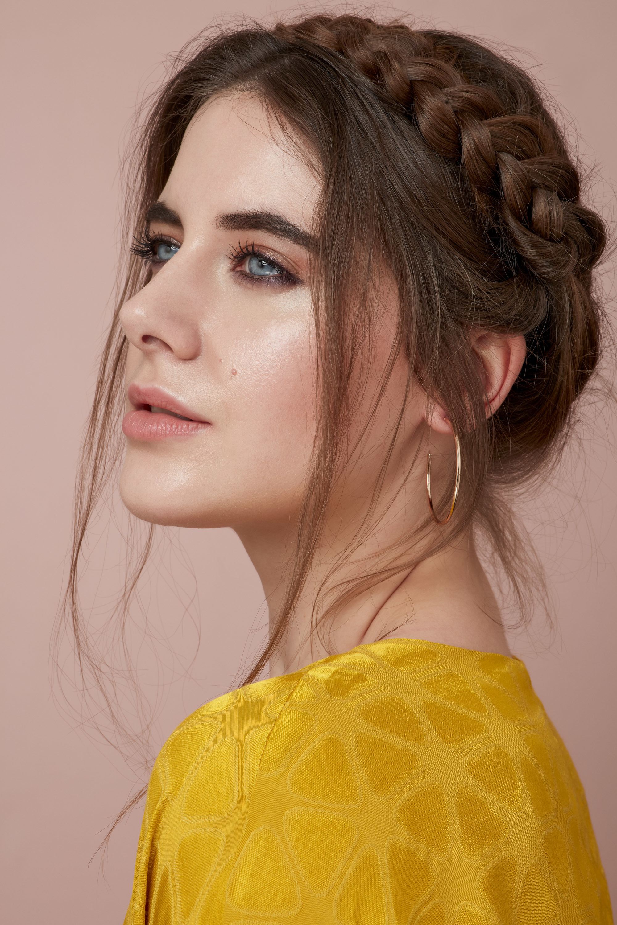 brune aux cheveux longs en tresse de laitière