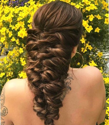 tresse de sirène sur de longs cheveux bruns