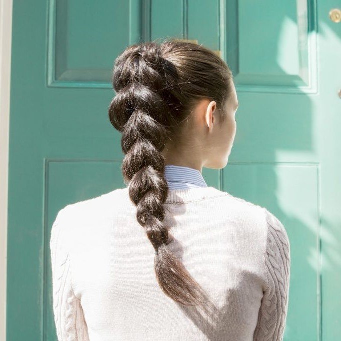 Tresse sur de longs cheveux bruns