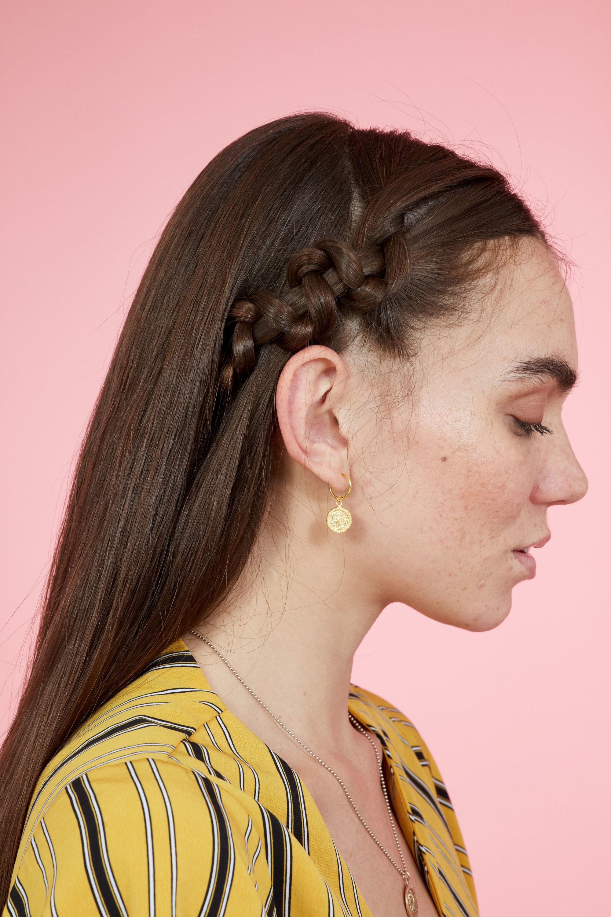 Brune avec une tresse de serpent
