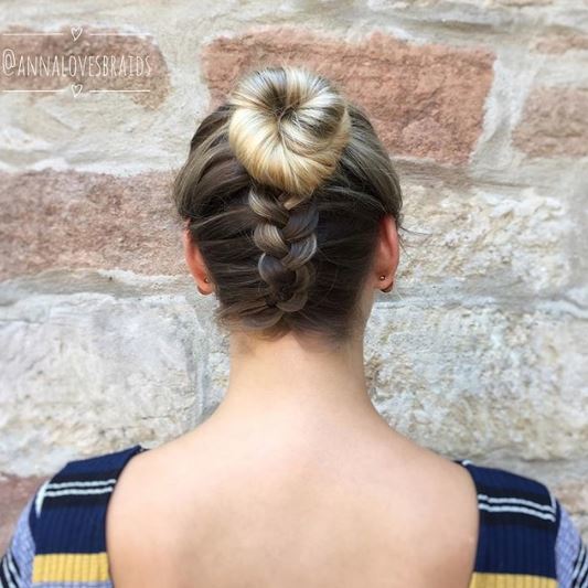 Chignon tressé à l'envers sur cheveux blonds