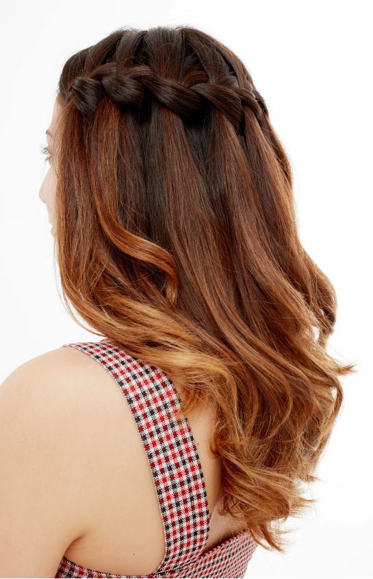 tresse en cascade sur des cheveux bruns ondulés