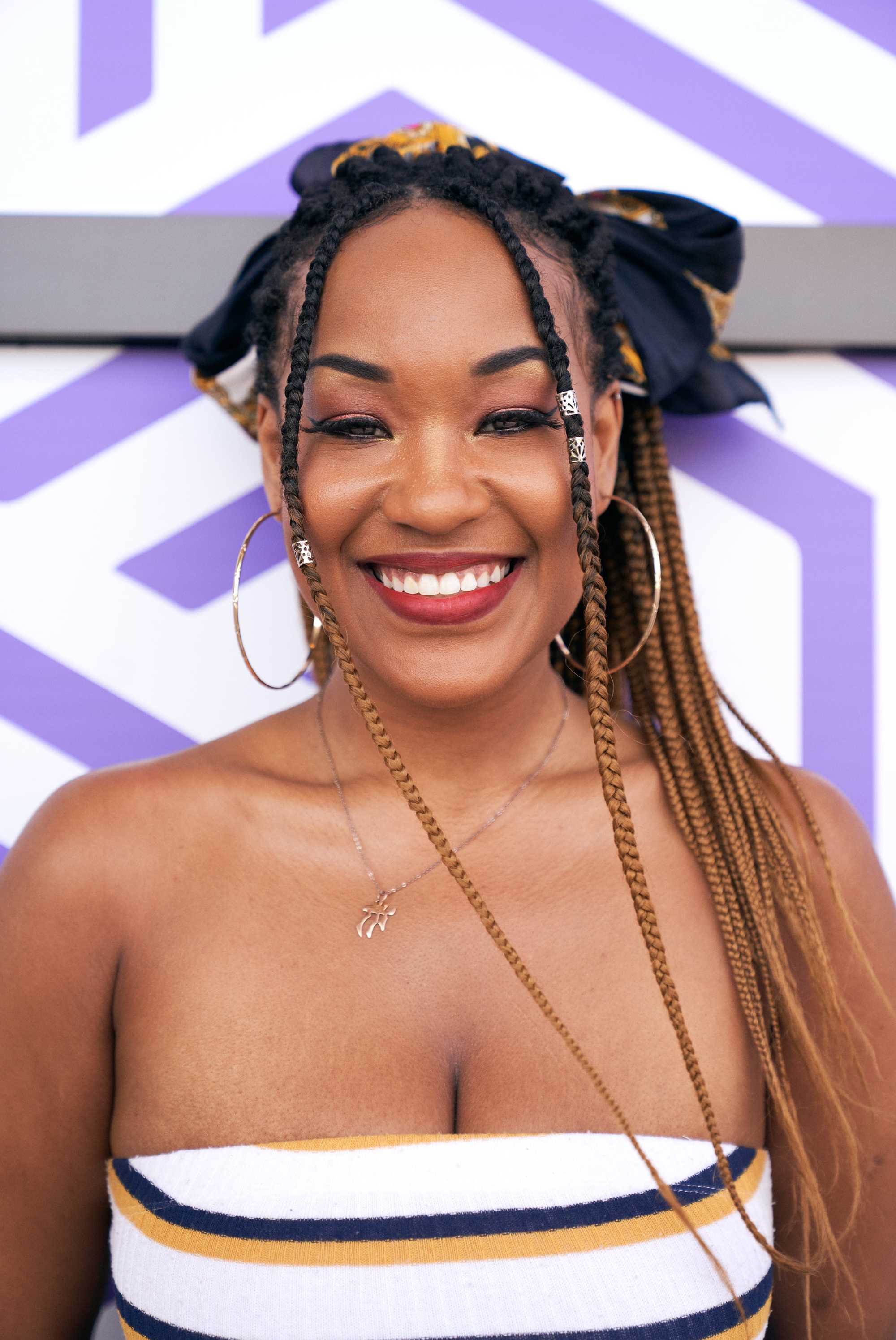 Femme avec de longues tresses de boîte de balayage brun doré avec un foulard