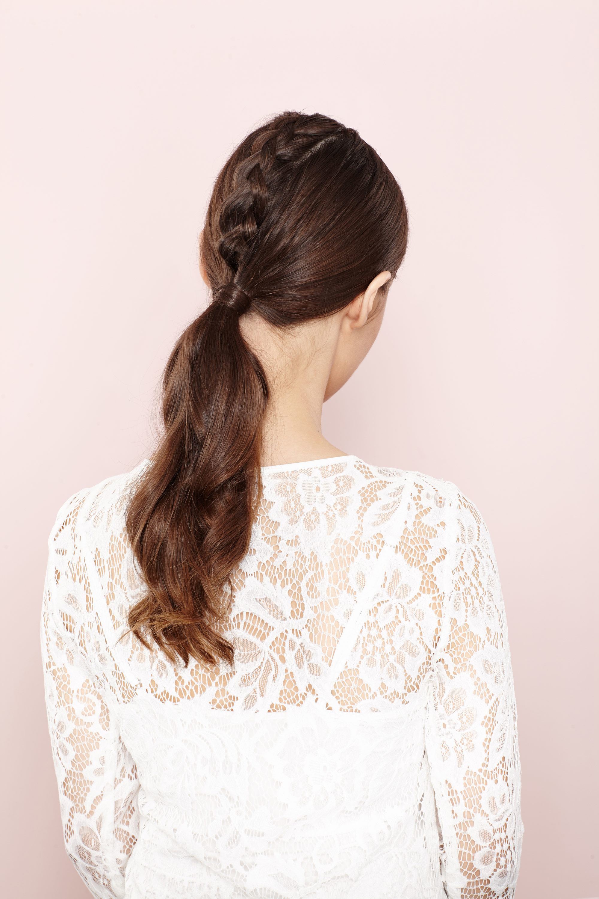 Brune avec une tresse de licorne
