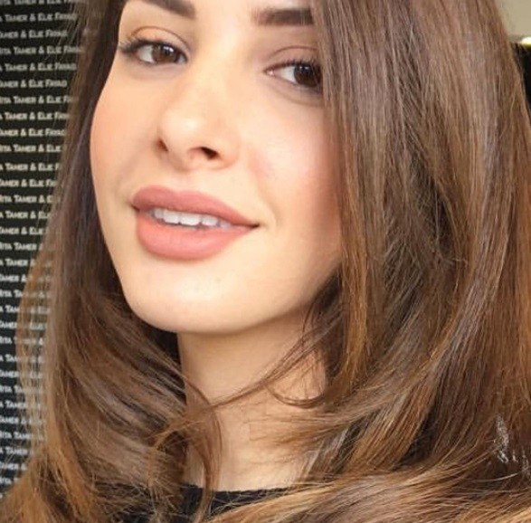 femme aux cheveux châtain clair, souriante