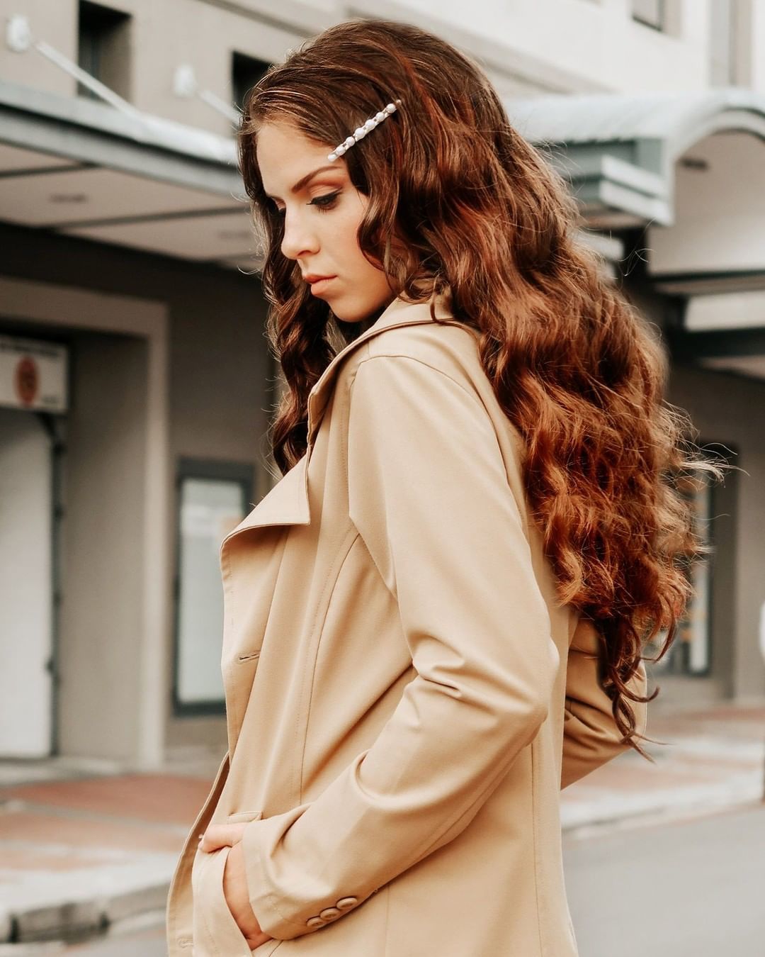 Femme aux longs cheveux châtain bouclés