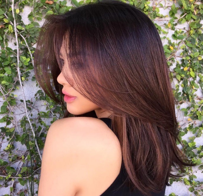 photo de dos d'une femme aux cheveux châtains dans un salon