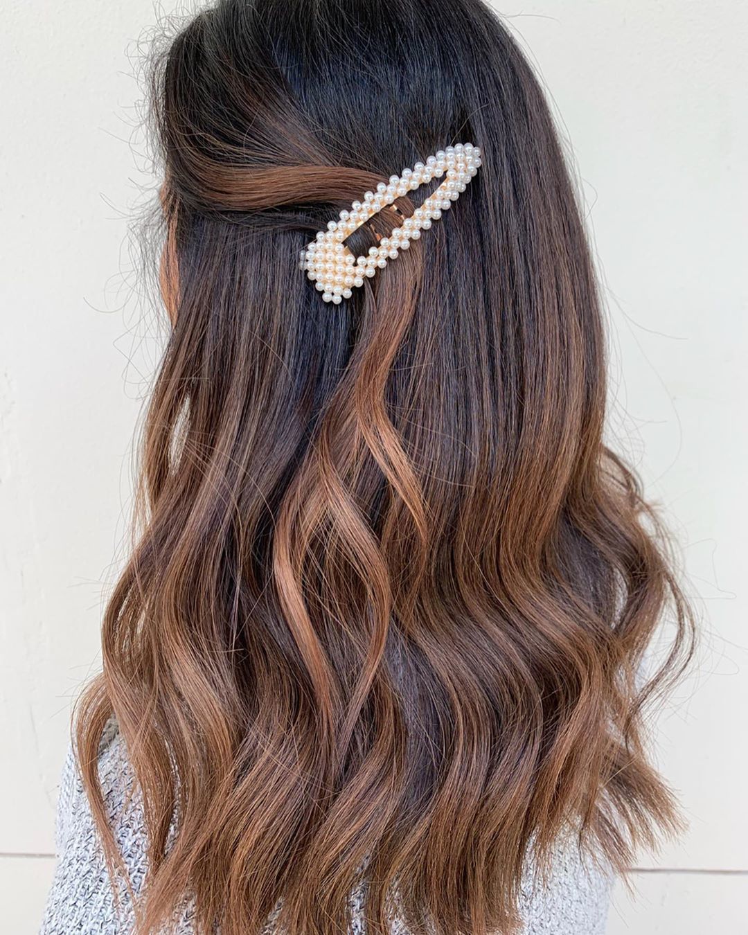 Femme aux cheveux châtains renversés en balayage