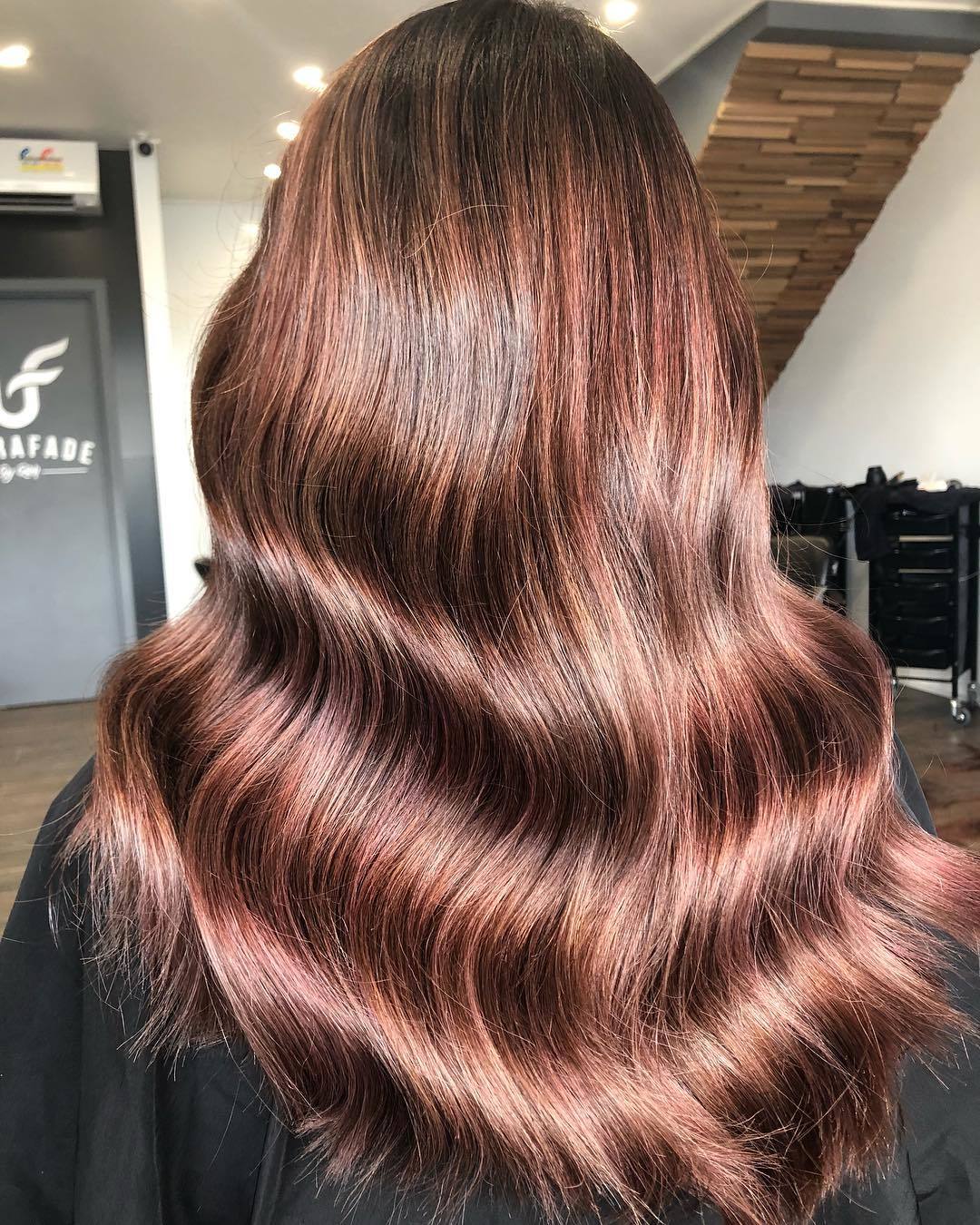 Femme aux cheveux châtains avec des tons d'or rose