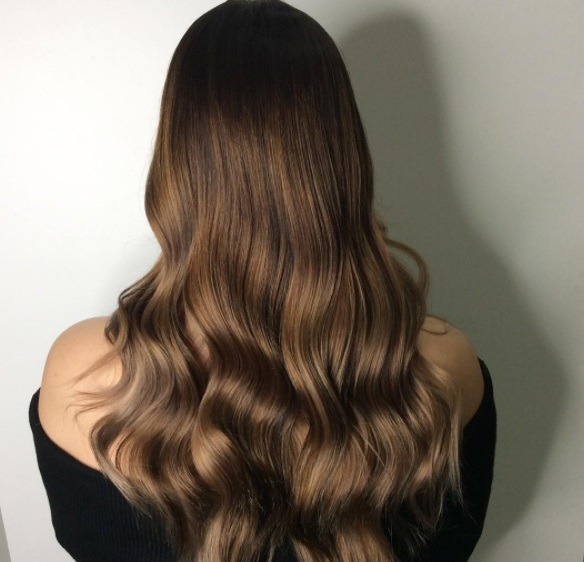 femme aux cheveux châtains en chocolat au salon