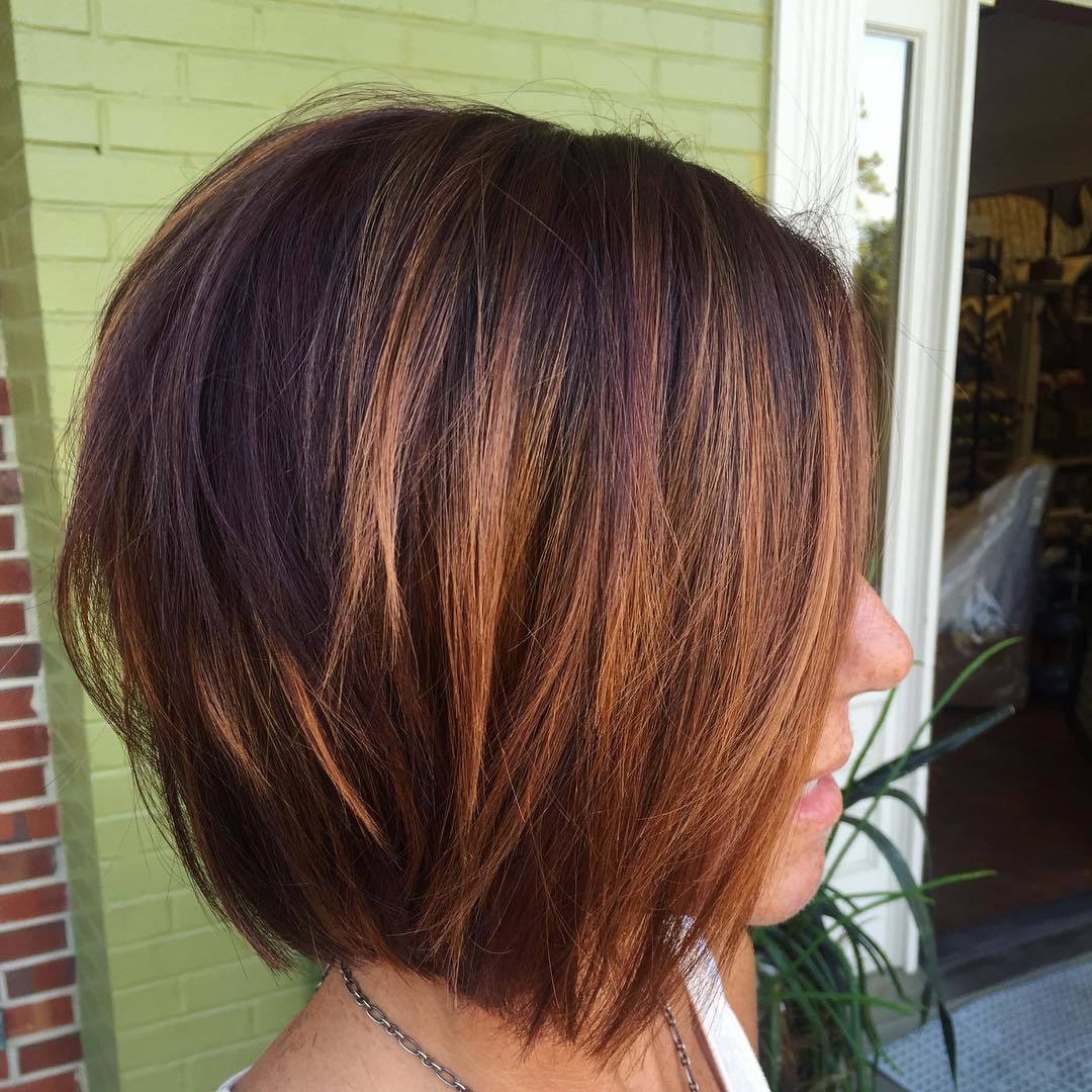 Femme à la coiffure de coupe au carré en châtaignier