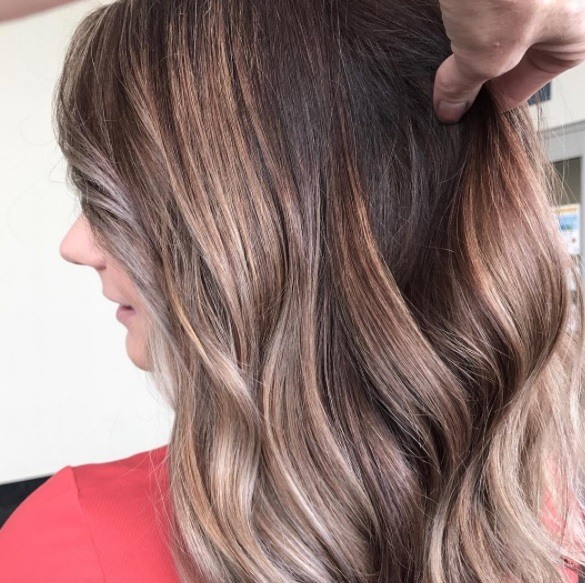 femme aux cheveux châtains avec des bouts de blonde