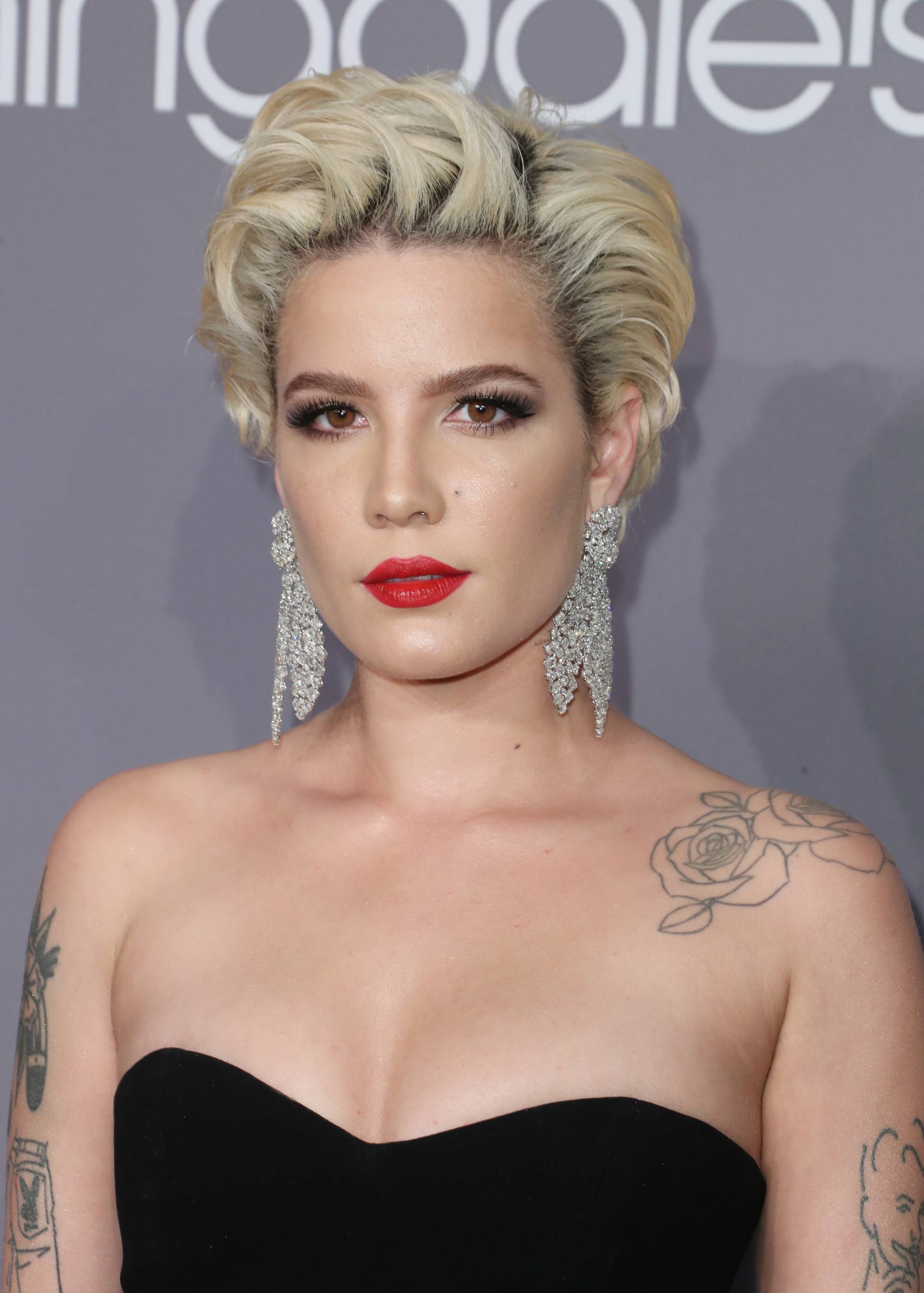 Cheveux courts vintage : Gros plan de Halsey avec des cheveux blonds courts platine coiffés en boucles lâches à la Marilyn Monroe