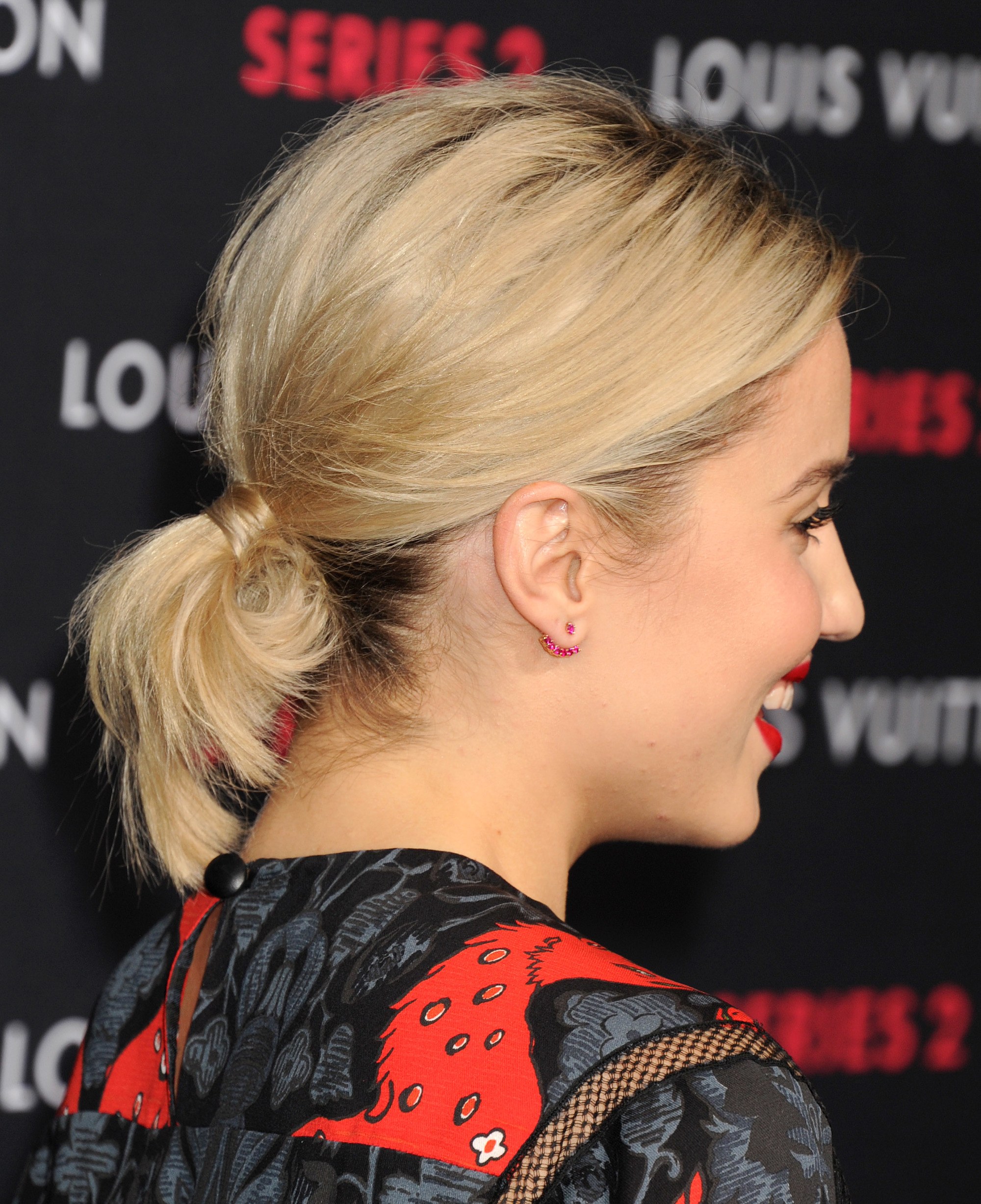 Cheveux courts vintage : Gros plan de Dianna Agron avec une courte queue de cheval blonde taquinée sur le tapis rouge