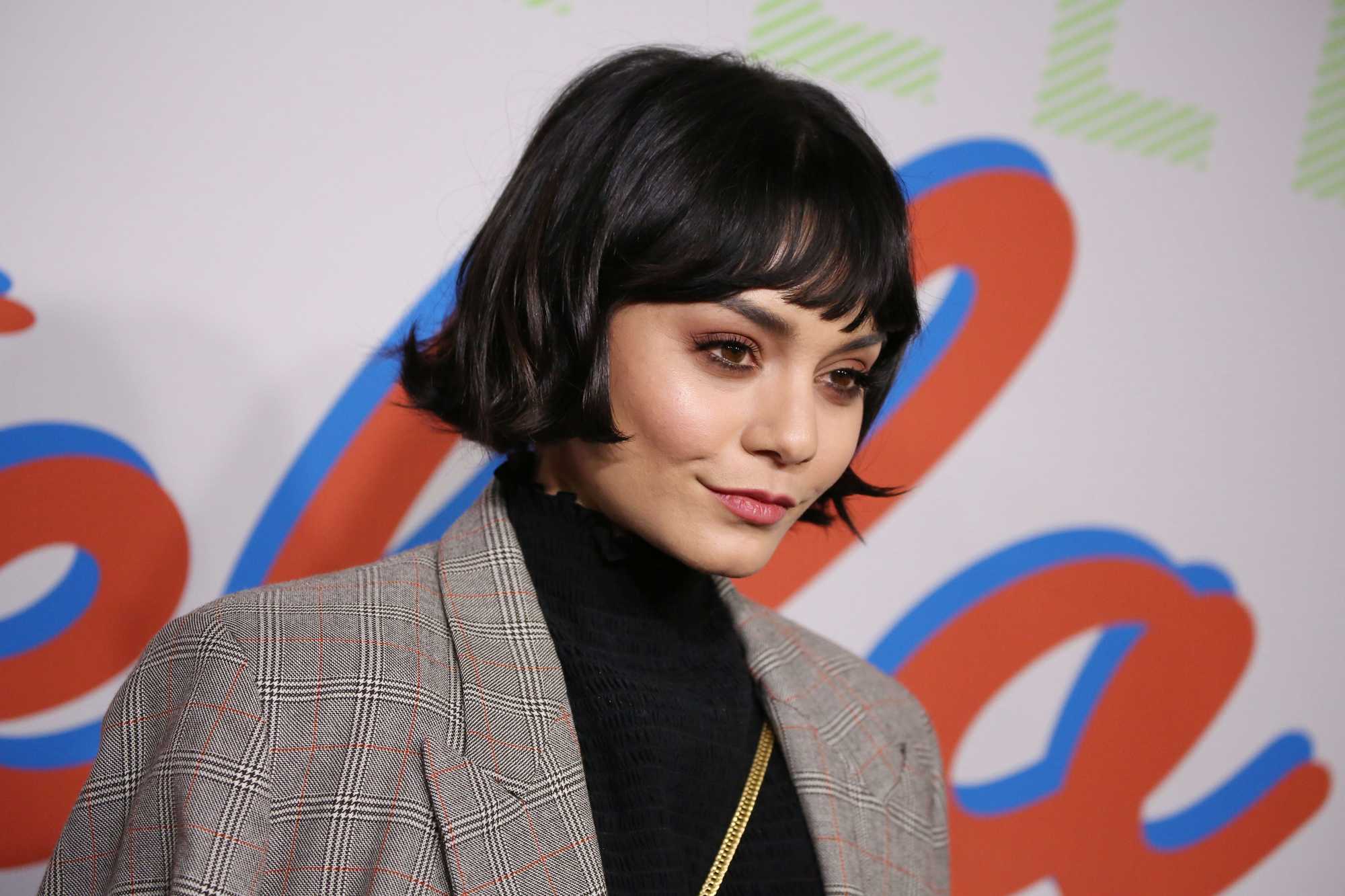 Cheveux courts vintage : Gros plan de Vanessa Hudgens avec un short bob à claquettes avec une frange volage sur le tapis rouge