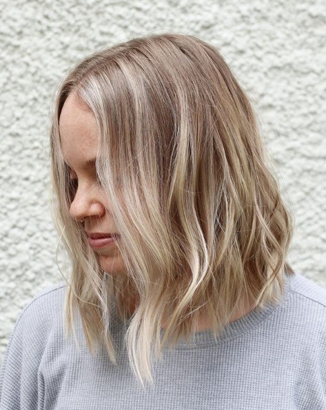 Femme avec un bob blond clair de balayage