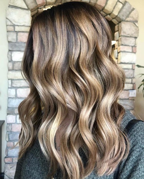 Femme avec des cheveux de balayage moyennement bruns