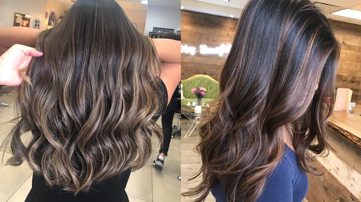 Femme aux longs cheveux bruns ondulés en balayage et femme aux longs cheveux bruns ondulés en balayage