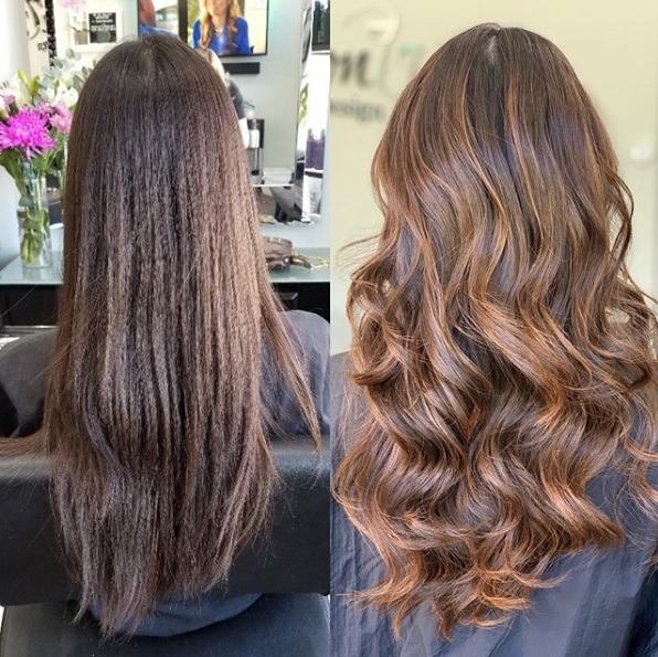 Avant et après d'une femme aux cheveux longs avec un balayage brun