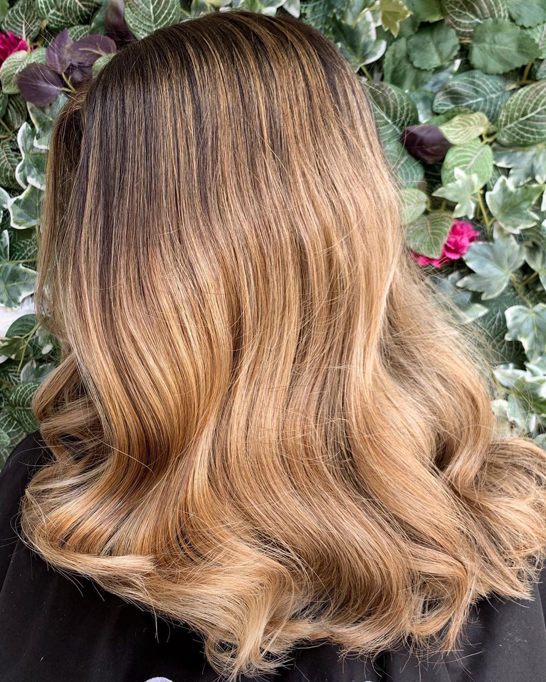 Femme aux cheveux mi-longs de couleur miel, balayant des vagues glamour
