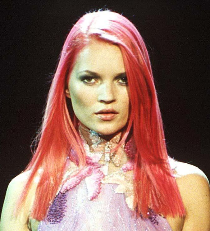 Kate Moss avec des cheveux roses dans les années 90 sur la piste de Versace