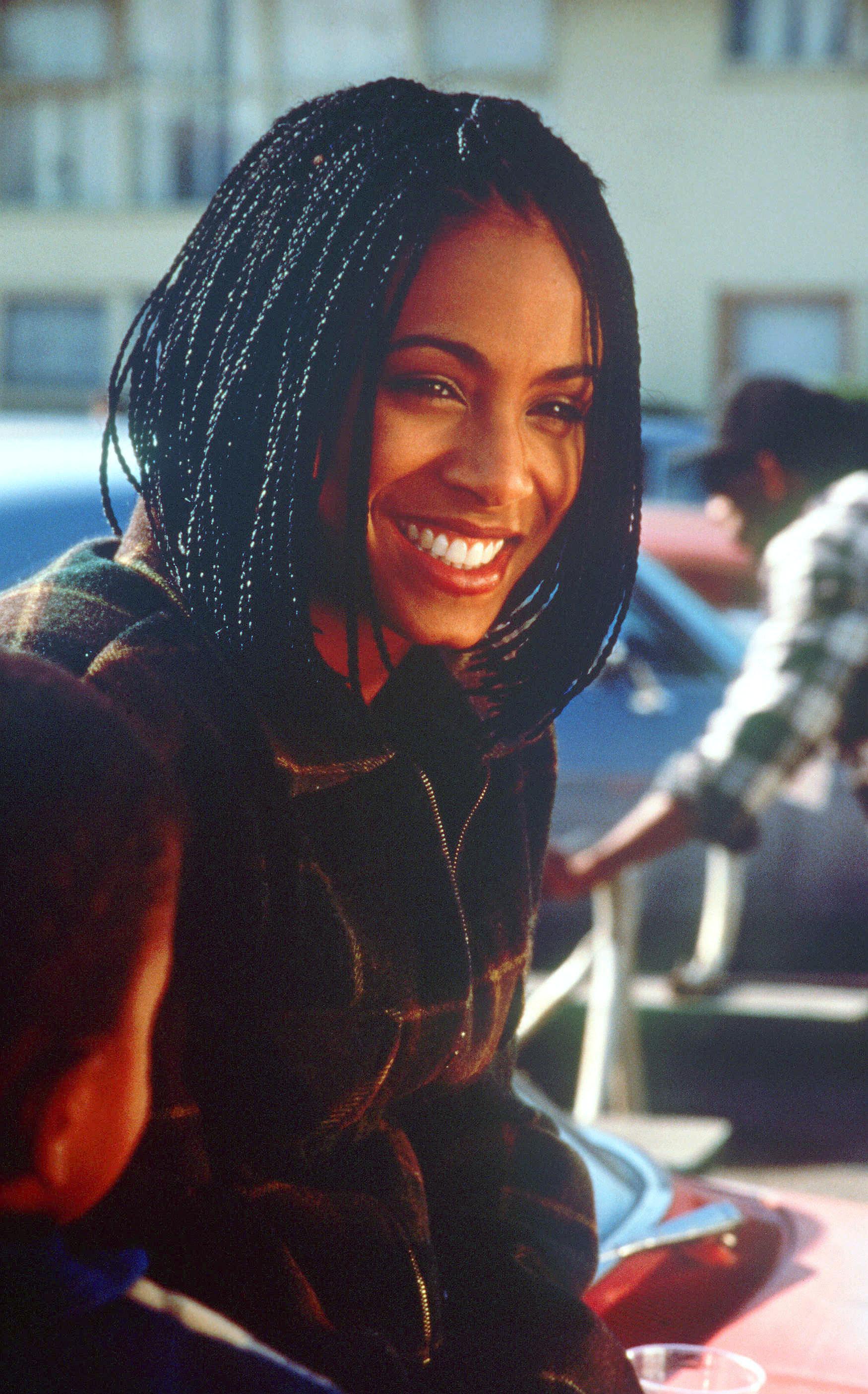 Jada Pinkett Smith avec des tresses micro bob sur le plateau de la mise en scène