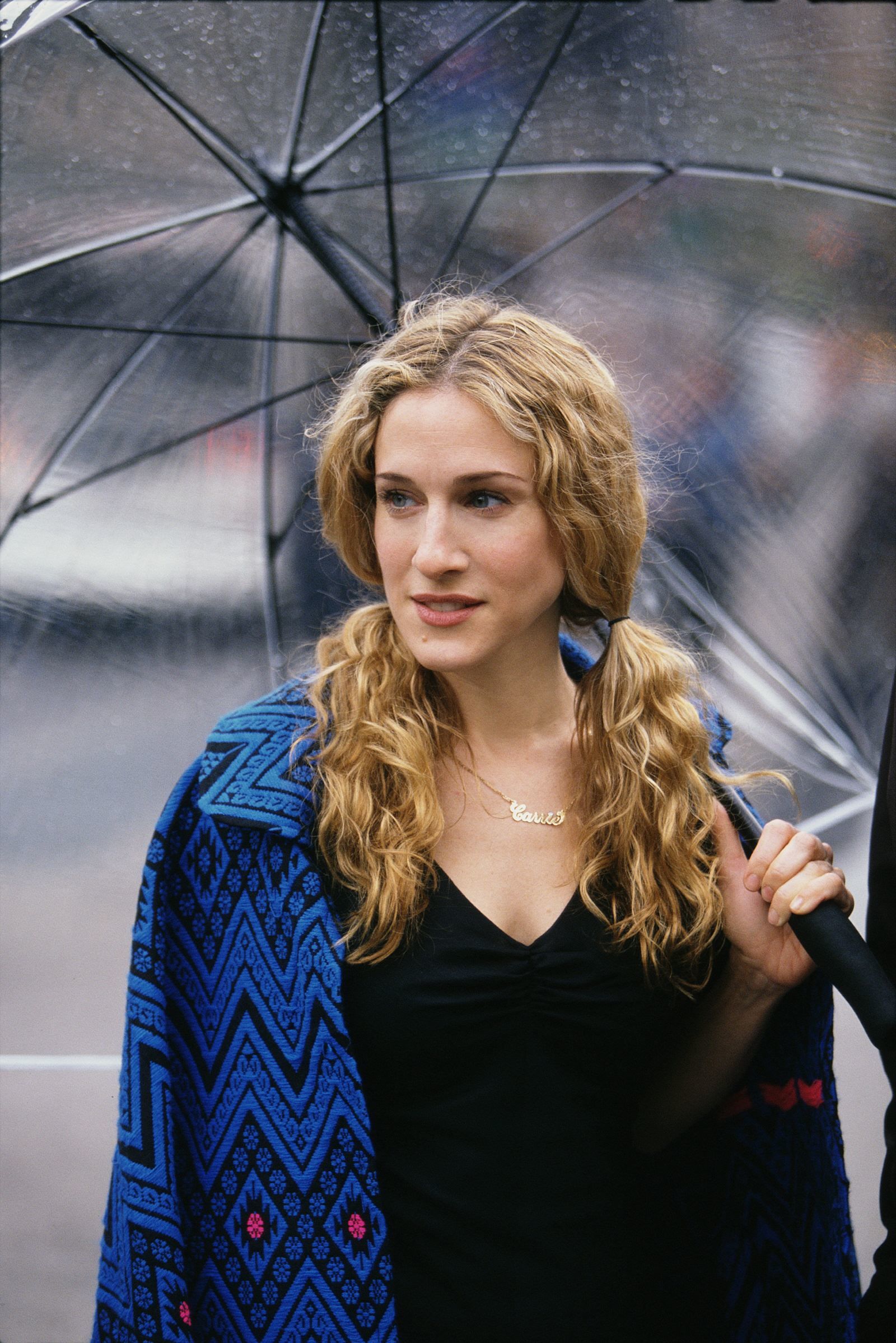 Sarah Jessica Parker dans le rôle de Carrie avec ses couettes 