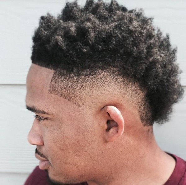 profil latéral d'un homme aux cheveux afro dans un style faux mohawk avec un détail de fondu enchaîné