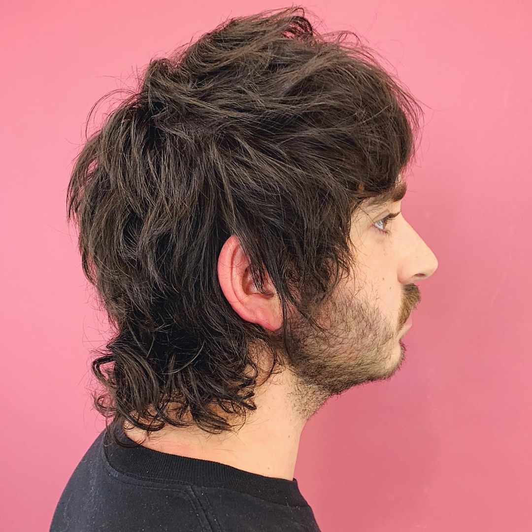 Homme aux cheveux bruns avec une coupe de mulet en couches