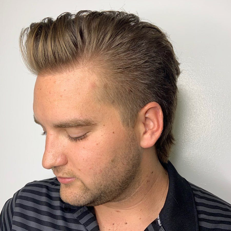 Homme aux cheveux châtains clairs en mulet avec une houppe