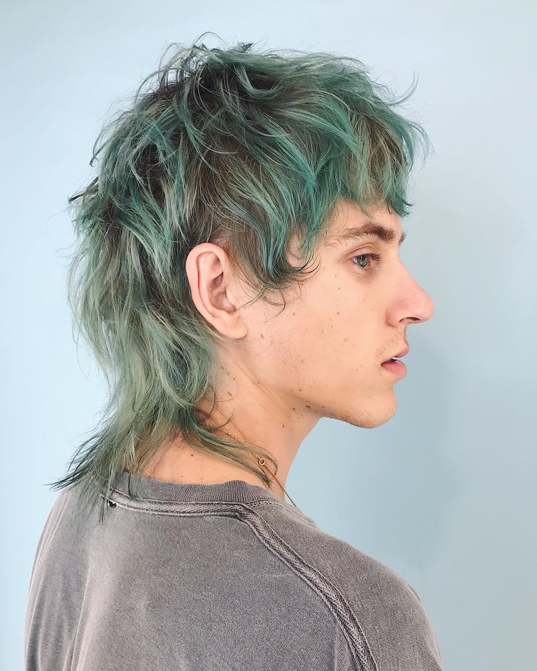 Homme avec un mulet haché teint en vert