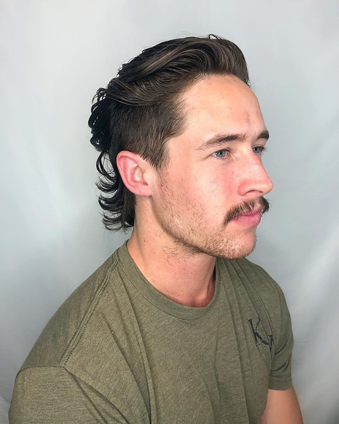 Homme aux cheveux bruns dans un mulet rétro à dos lisse