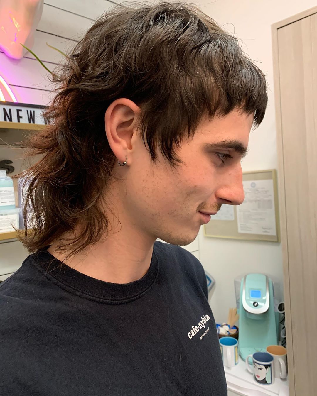 Homme aux cheveux bruns avec un long mulet bouclé