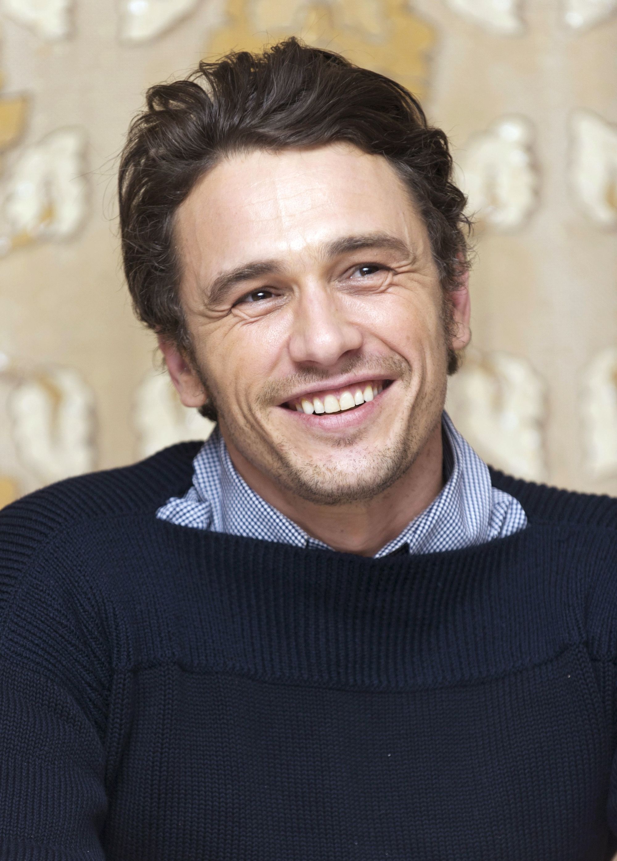 james franco épais cheveux bruns ondulés repoussés en souriant
