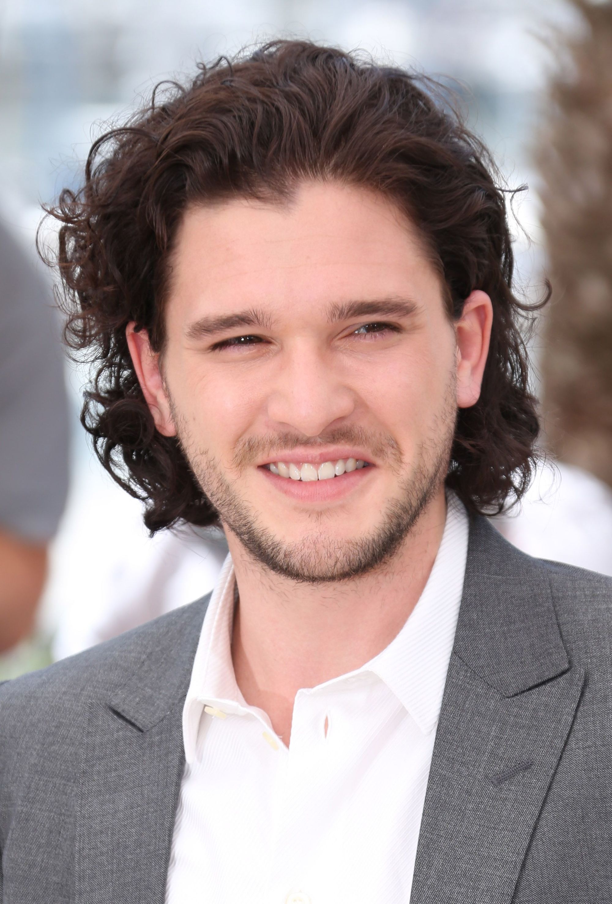 kit harrington avec de longs et épais cheveux bruns bouclés