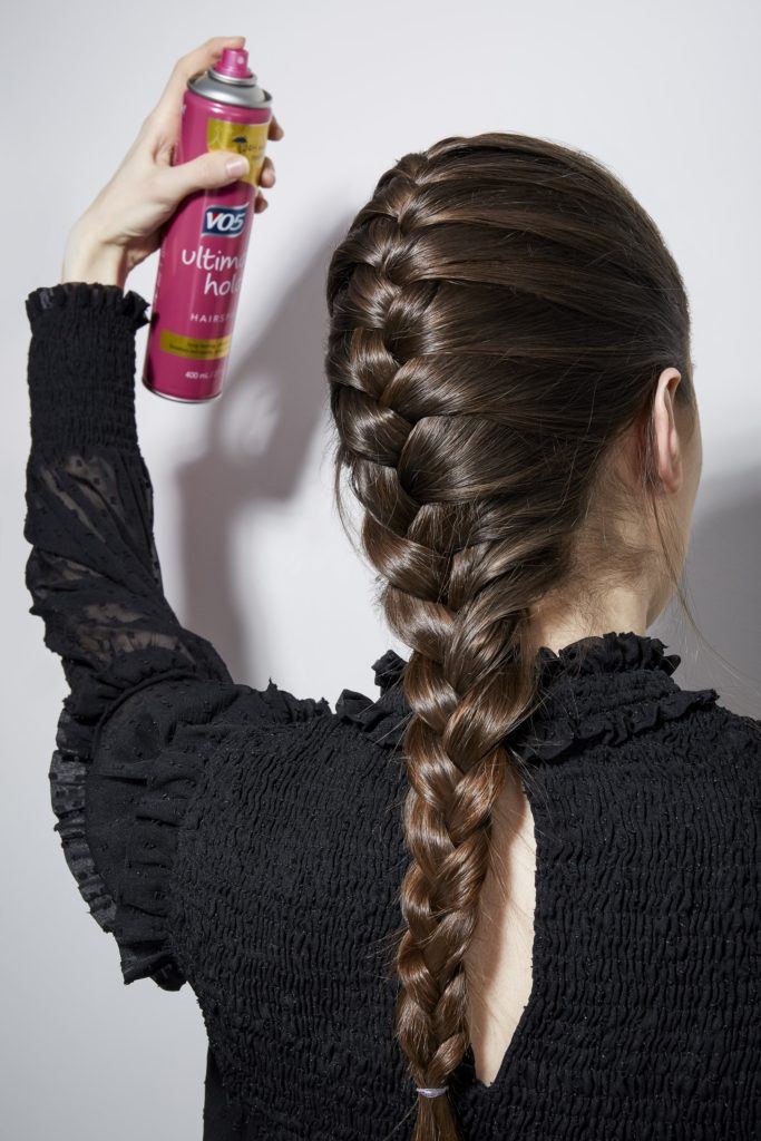Comment tresser ses propres cheveux brune en vaporisant de la laque