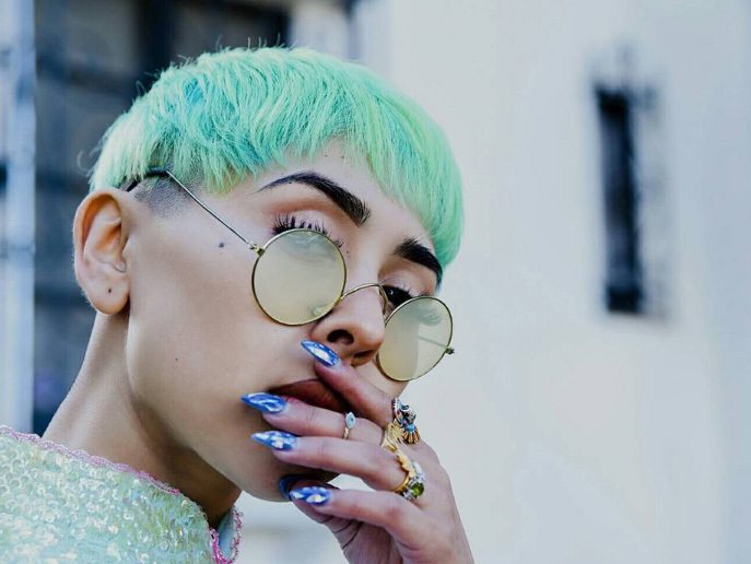 modèle féminin avec coupe champignon, sous-coupe et cheveux verts