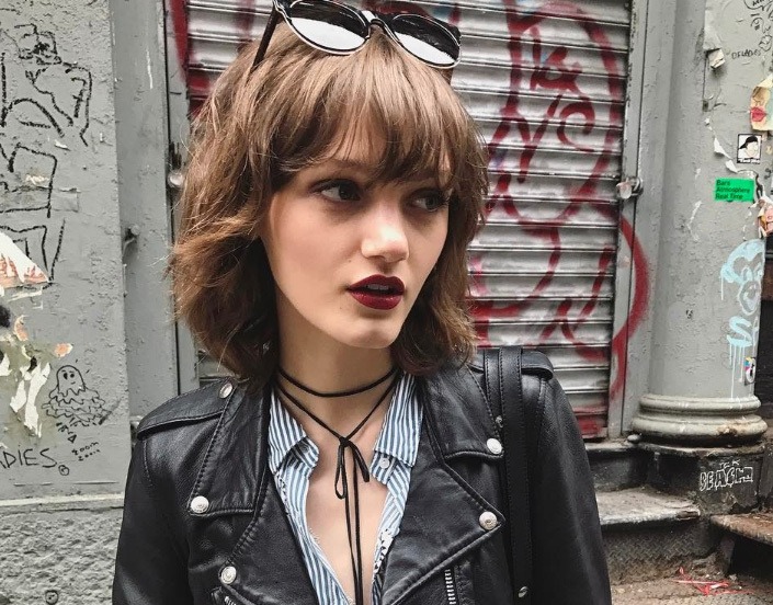 vue de face du mannequin peyton knight avec une coiffure shaggy mushroom et une coupe de cheveux brune