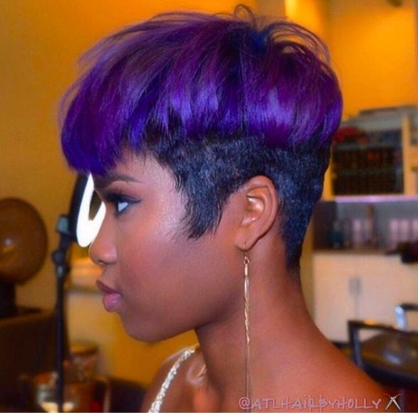 vue de côté d'une femme avec ses cheveux en coupe champignon de couleur violette