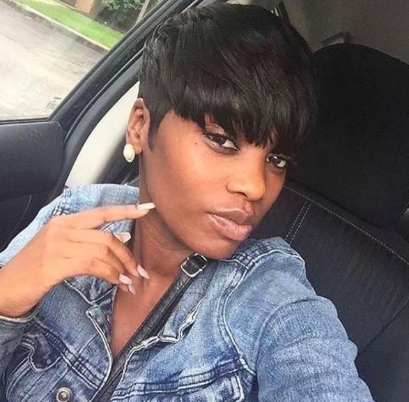 image vue de face d'une femme aux cheveux noirs avec une coupe champignon
