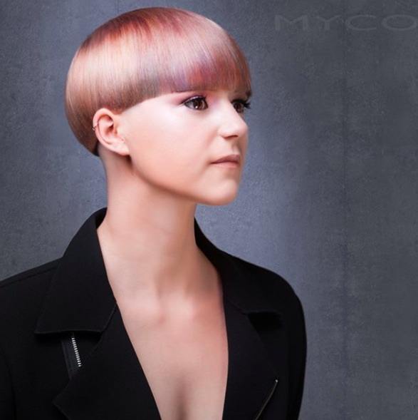 image vue de côté d'une femme aux cheveux roses coiffés en champignon
