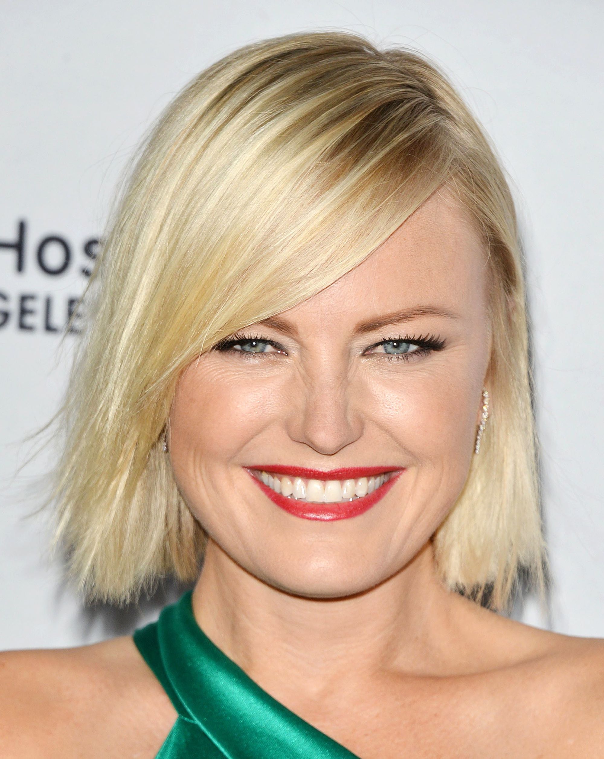 Malin Akerman avec une coupe blonde courte et droite avec une frange sur le côté. 