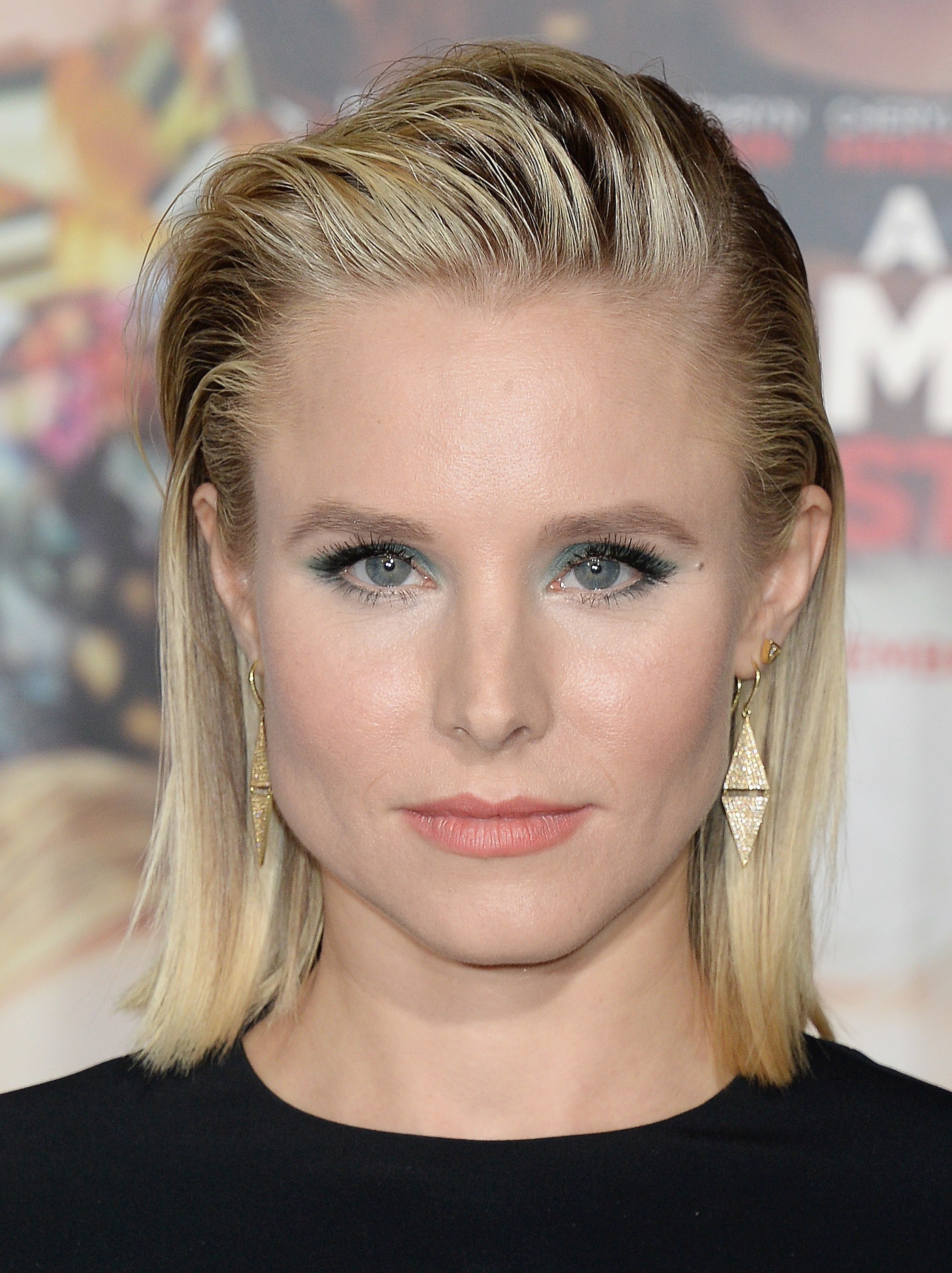 Kristen Bell cheveux blonds et raides au look mouillé 