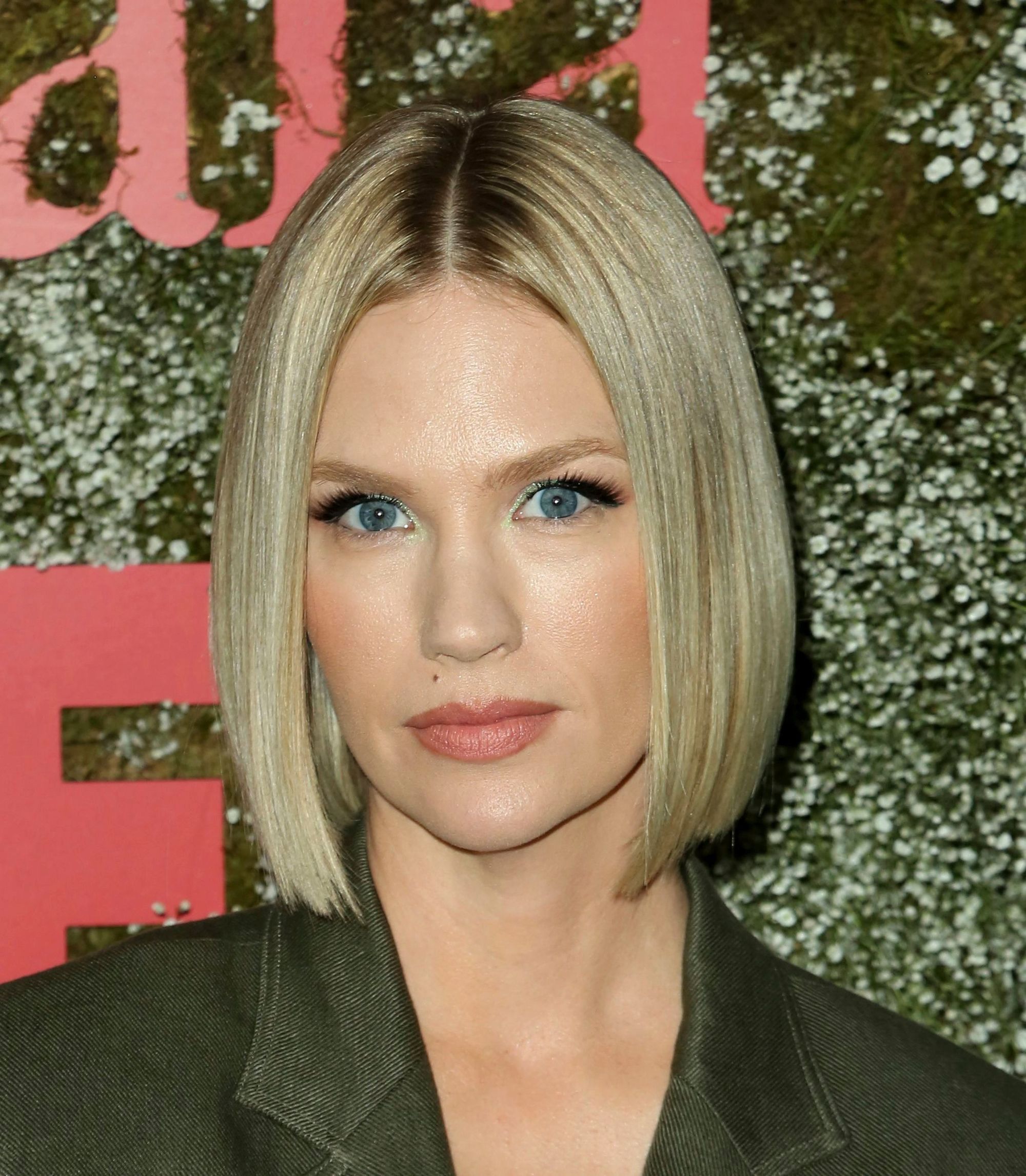 January Jones avec une coupe blonde droite 