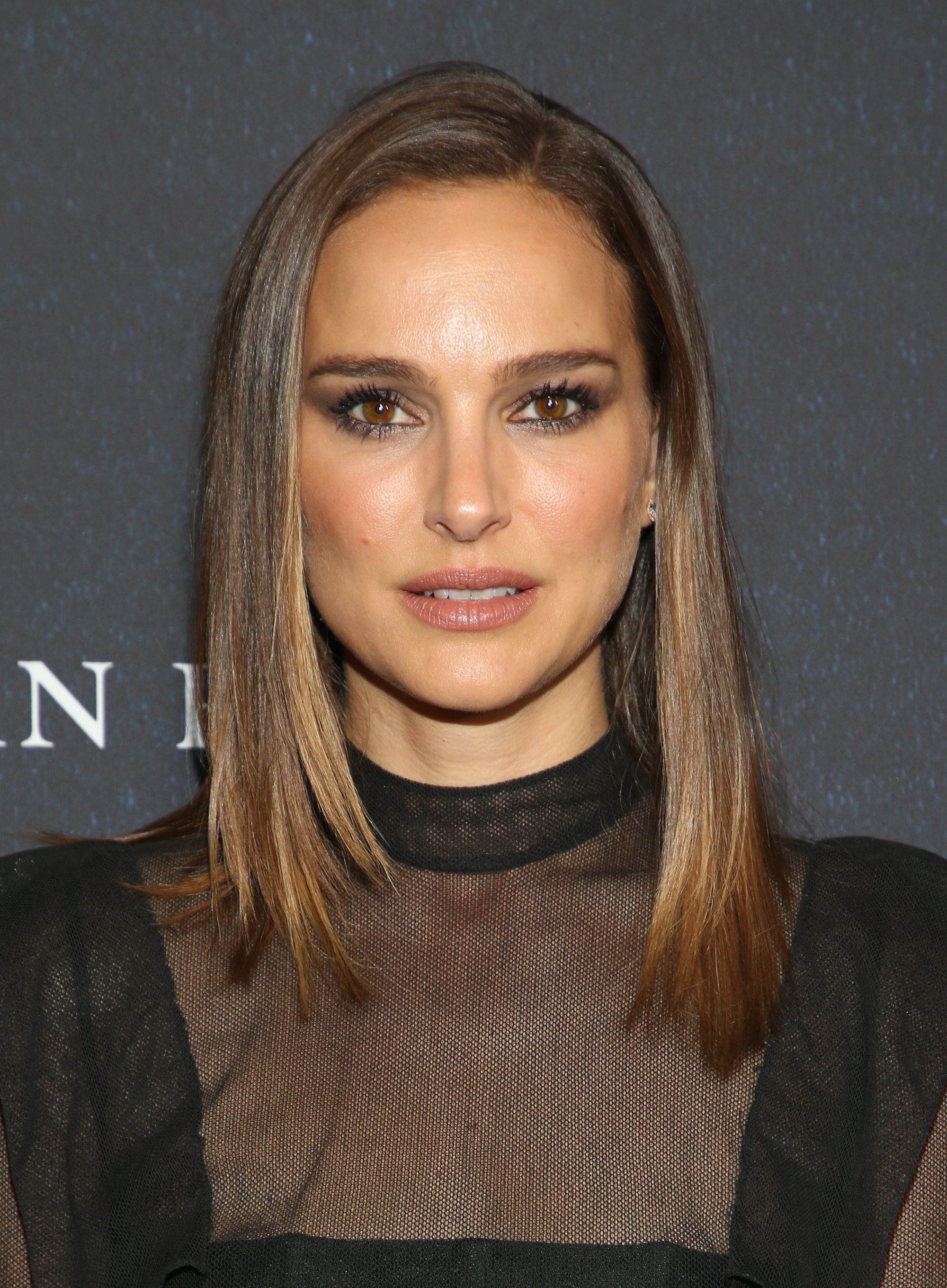 Coupes de cheveux pour cheveux fins et raides : Natalie Portman avec des cheveux lisses à longueur d'épaule avec des couches encadrant le visage.