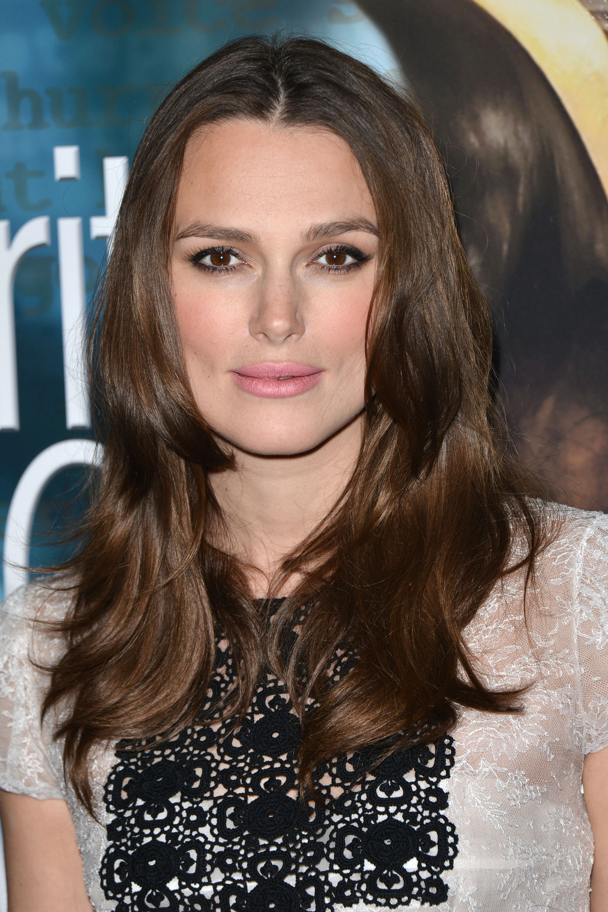 Coupes de cheveux pour cheveux fins et raides : Keira Knightley avec de longs cheveux bruns chocolat brillants avec une raie centrale et de longues mèches.