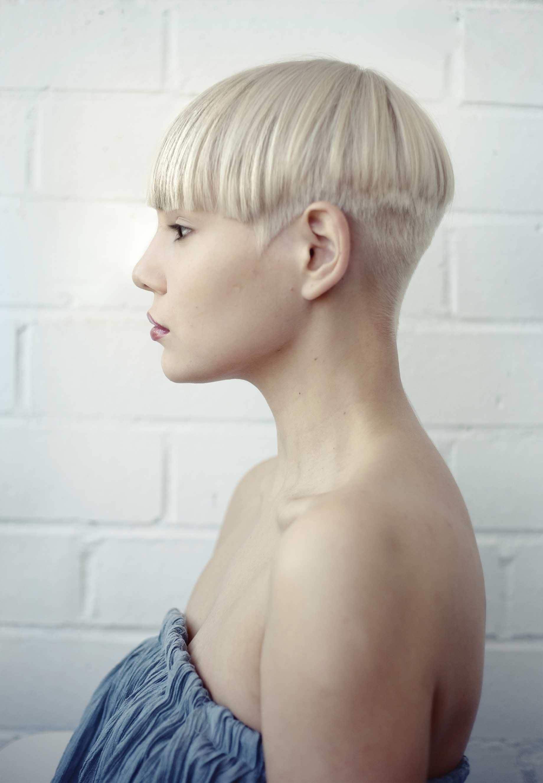Coupe Pixie et cheveux à frange