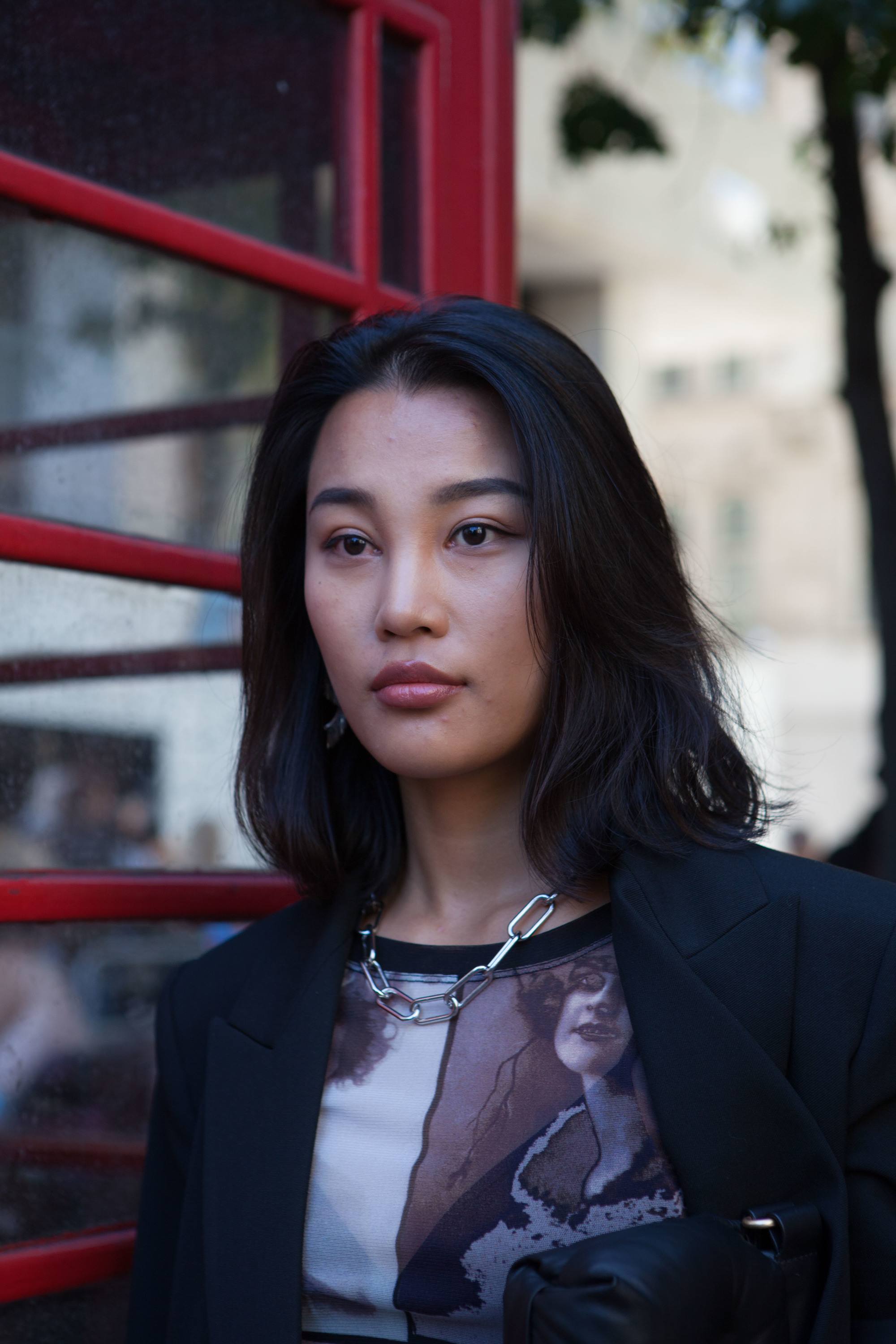 Femme avec une coupe de cheveux asiatique texturée et longue.
