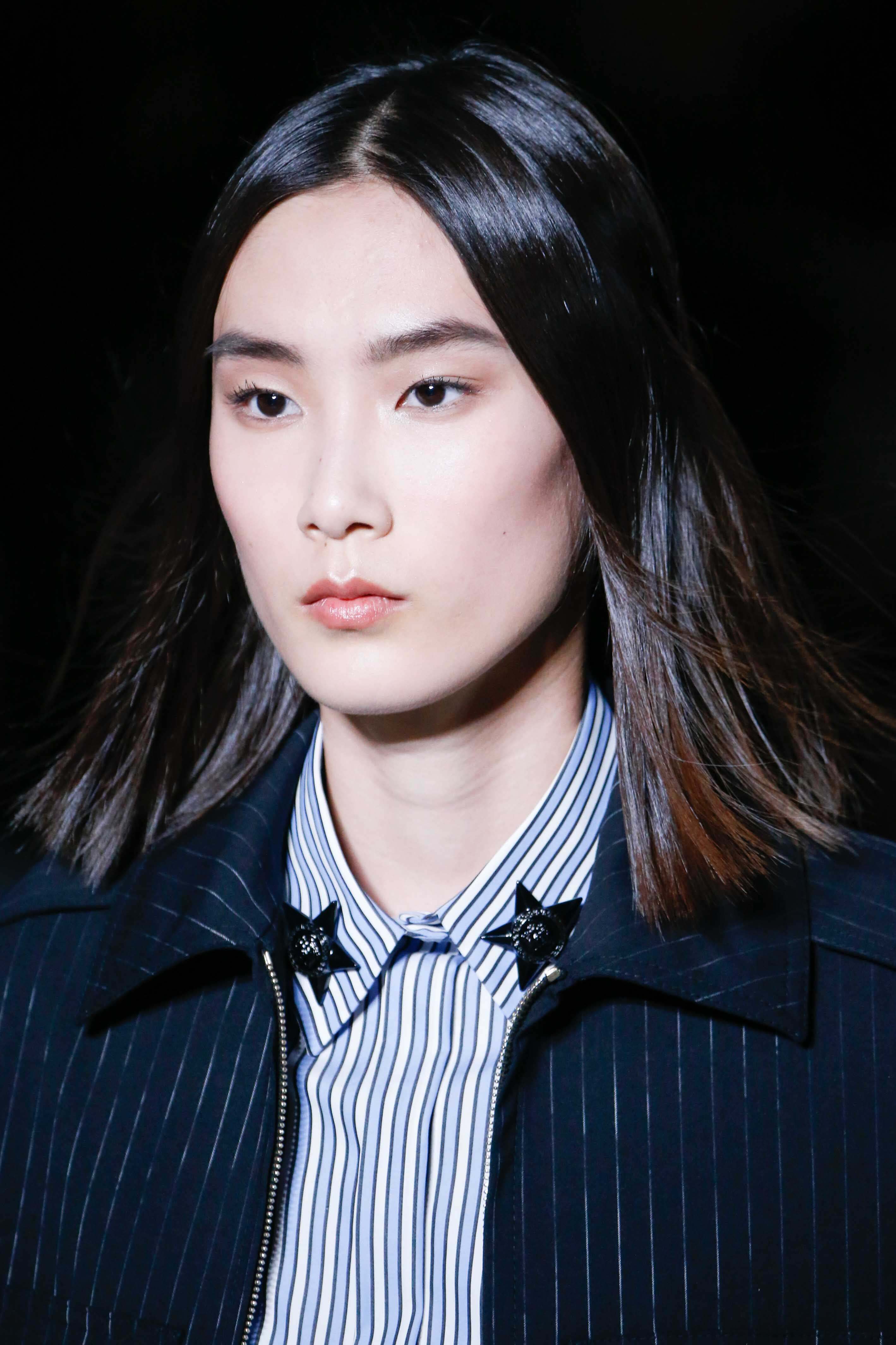 Coiffures asiatiques : Modèle asiatique avec une coupe longue fine, droite et brune.