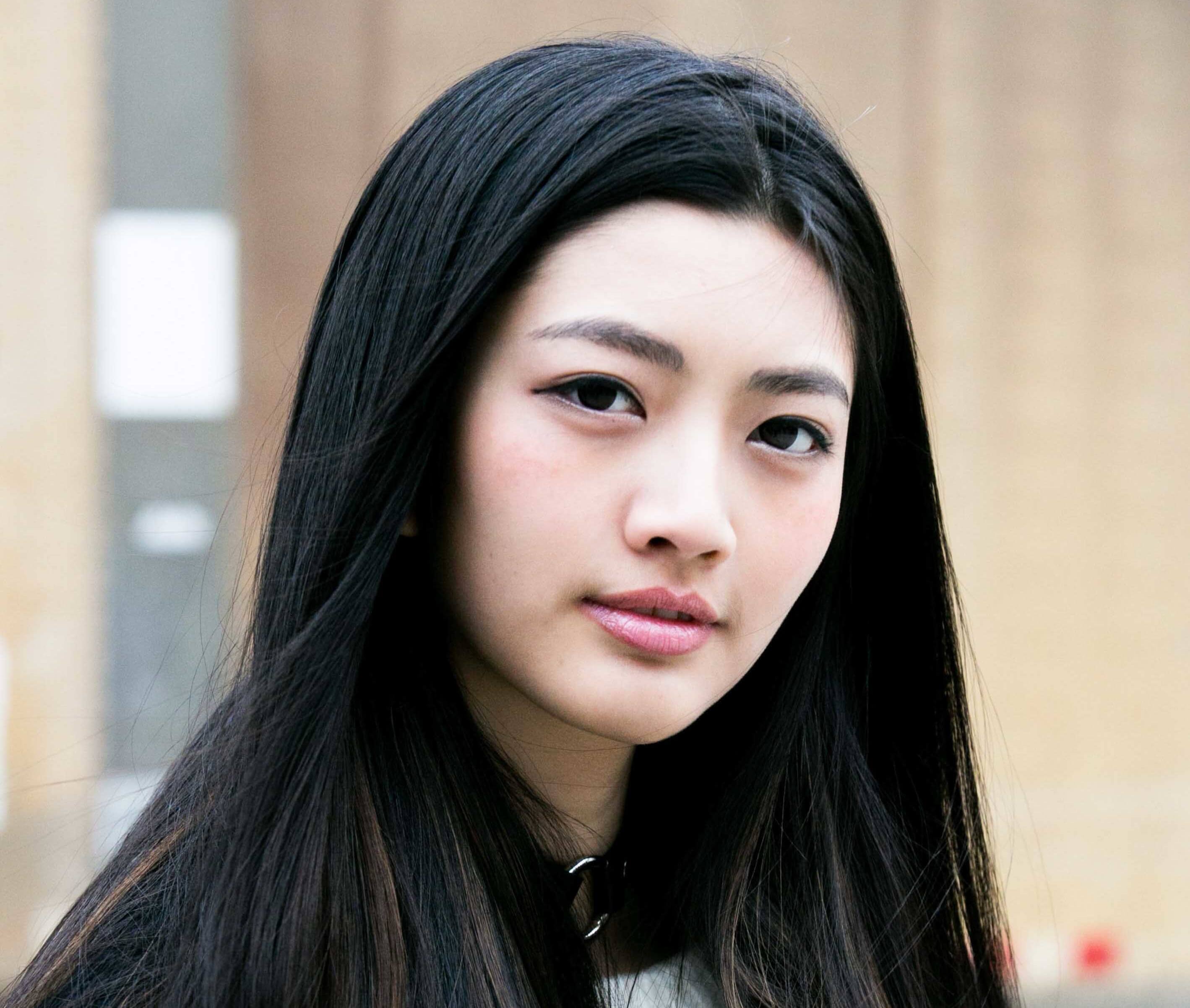 Coiffures asiatiques : Modèle asiatique aux cheveux bruns foncés, raides et épais.